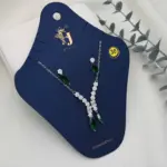 طقم فضي أنيق مرصع بزركونيا شفافة وخضراء زمردية بشكل دمعة بتصميم حرف Y وطوق
