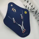 طقم  الفضي بحجارة الزركونيا الشفافة والحمراء بشكل دمعة.