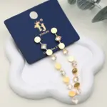 زوج من الأقراط المتدلية الذهبية اللون مزينة بسلسلة من الدوائر
