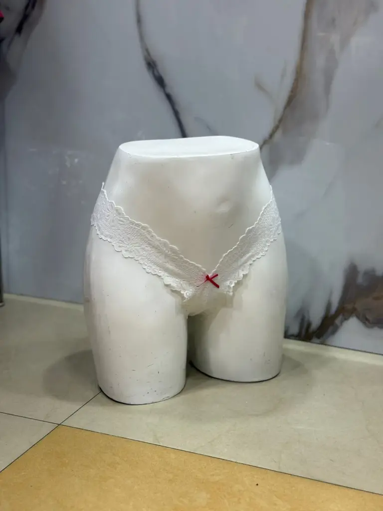 "Lace Thong" الدانتيل بفيونكة ناعمة