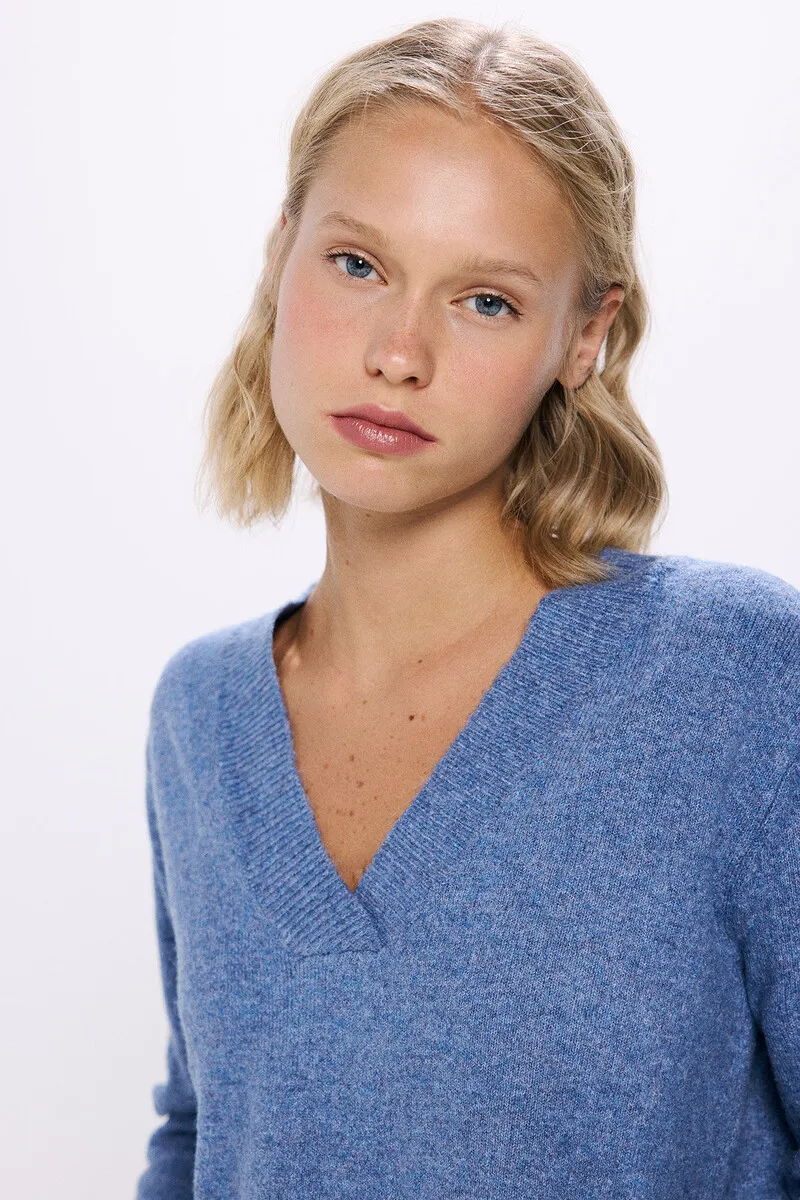 V-neck sweater with braids