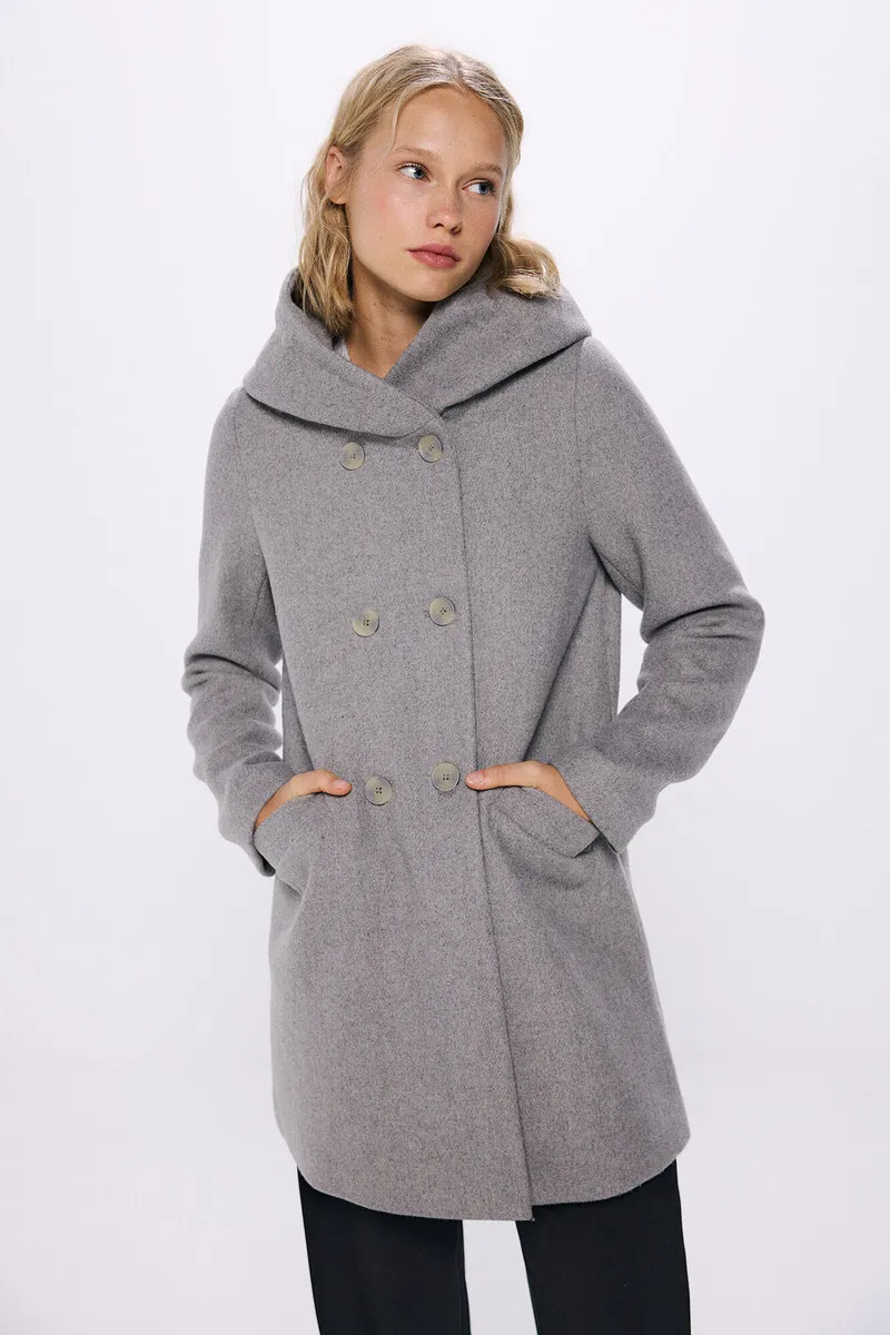 Hooded coat with buttons