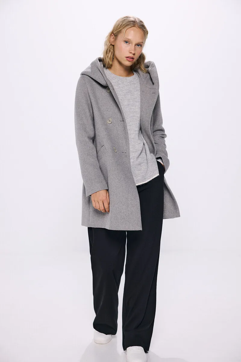 Hooded coat with buttons