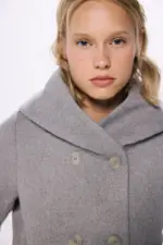 Hooded coat with buttons