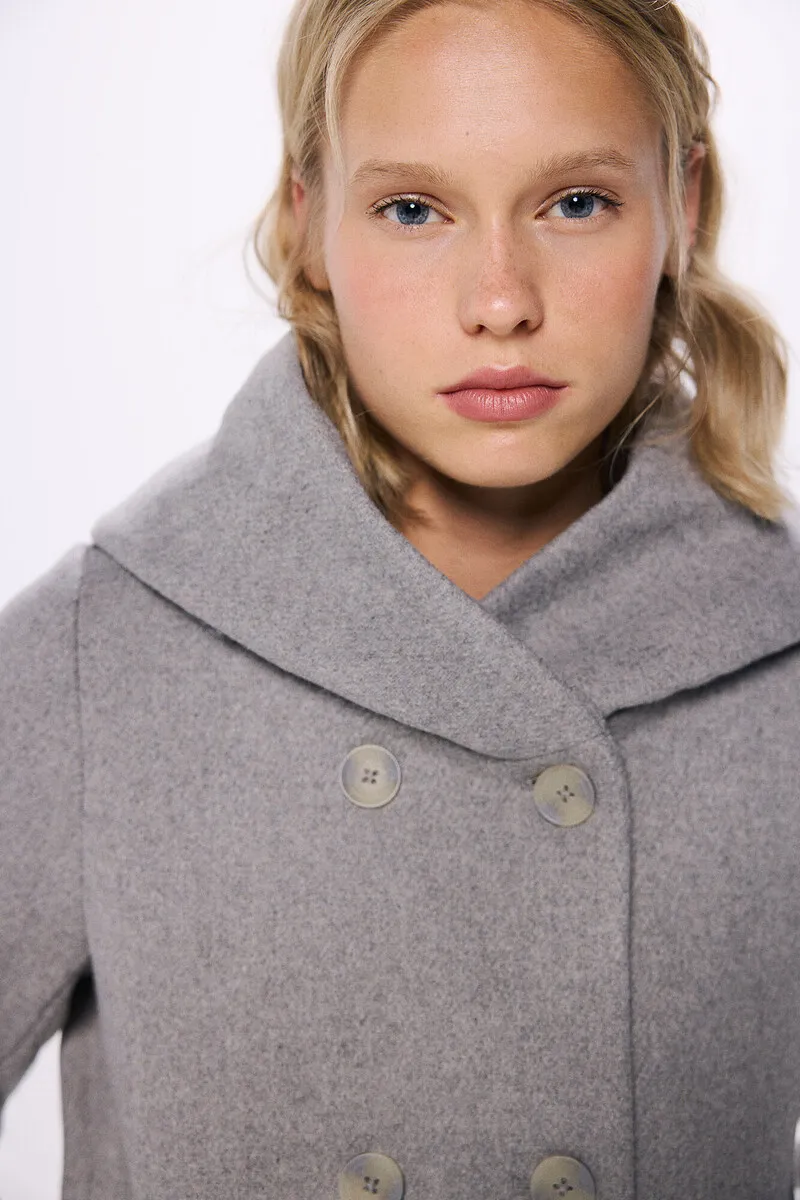 Hooded coat with buttons