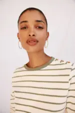 Basic T-shirt with gold buttons