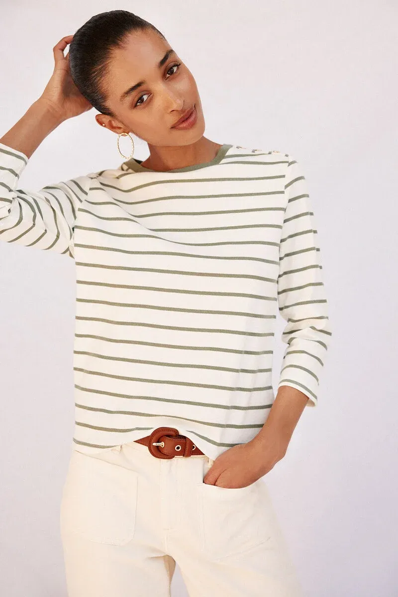 Basic T-shirt with gold buttons