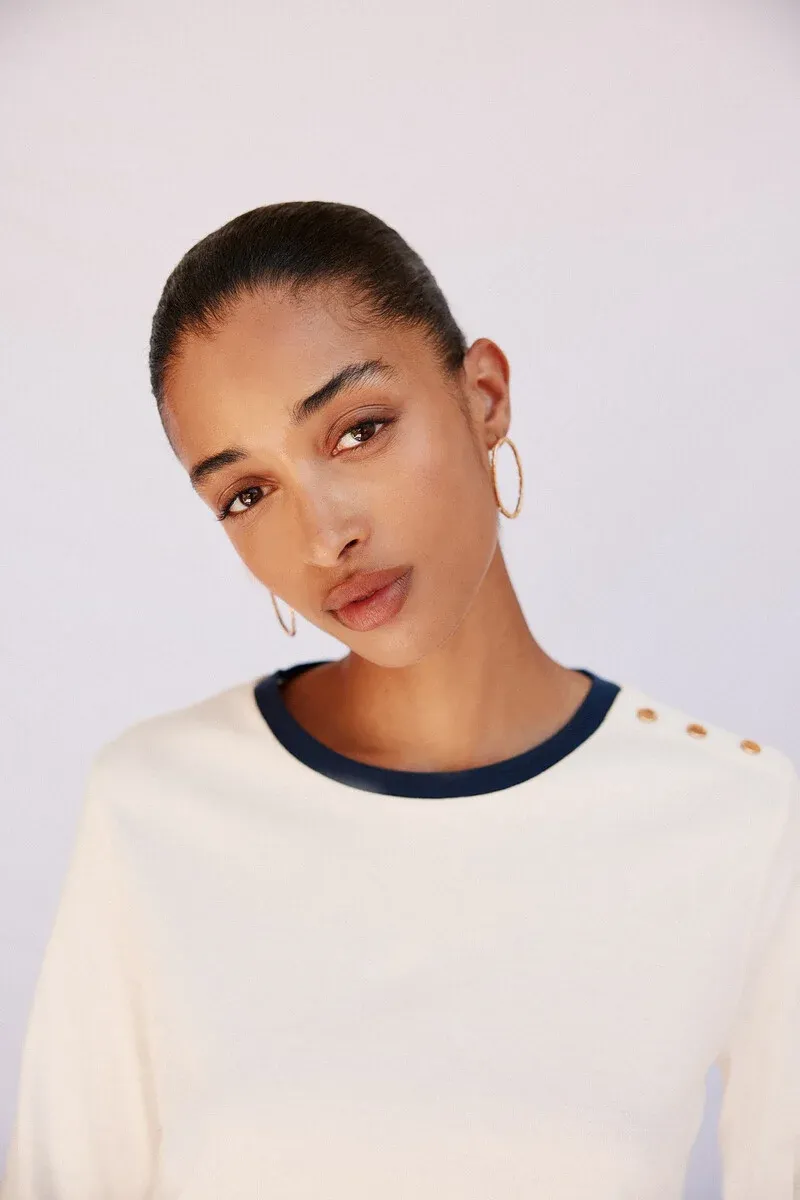 Basic T-shirt with gold buttons