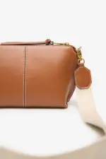 Basic crossbody bag with stitching