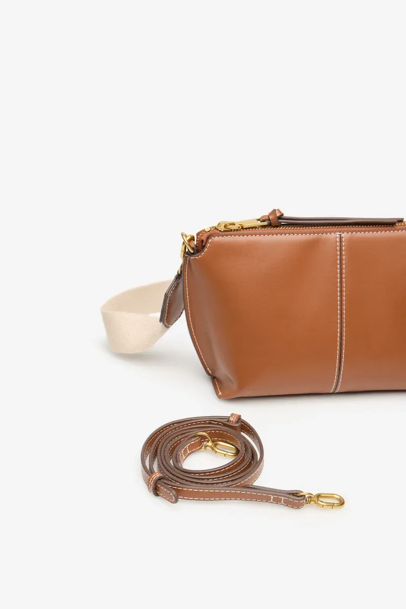 Basic crossbody bag with stitching