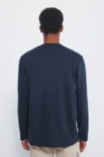 Basic long-sleeved T-shirt with a soft finish