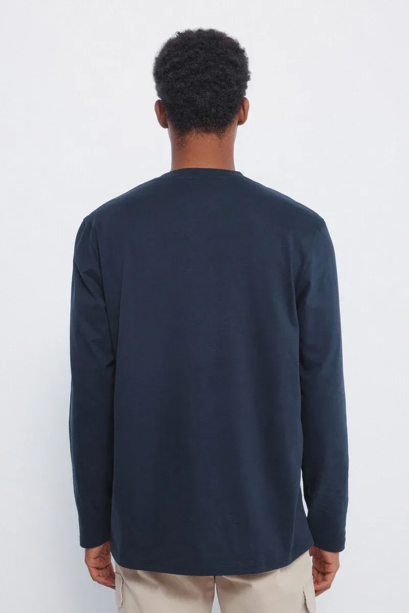 Basic long-sleeved T-shirt with a soft finish