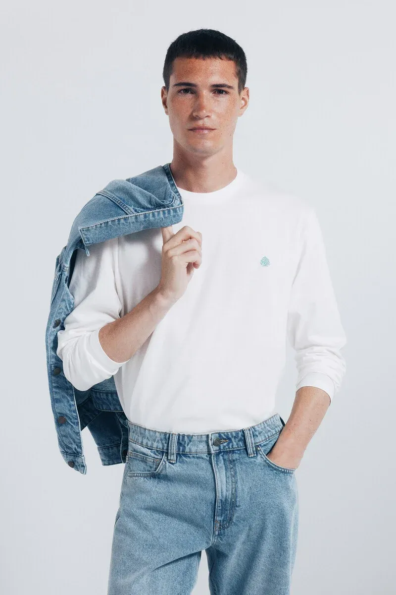 Basic long-sleeved T-shirt with a soft finish