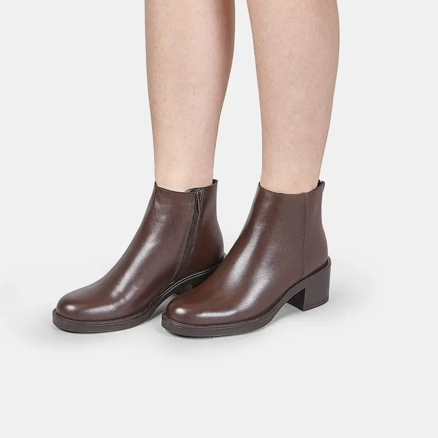 Women's leather ankle boot with heel and zip Bata