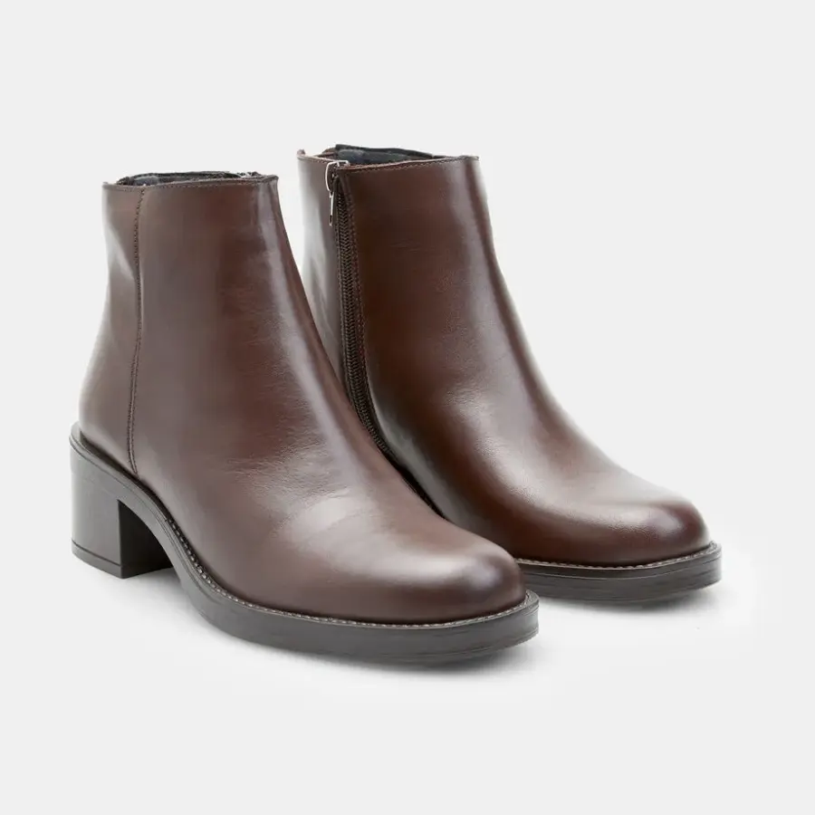 Women's leather ankle boot with heel and zip Bata