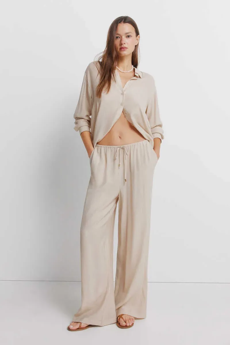 Wide-legged trousers