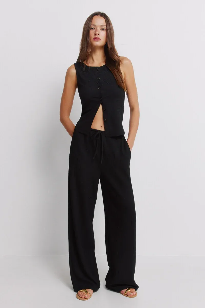 Wide-legged trousers