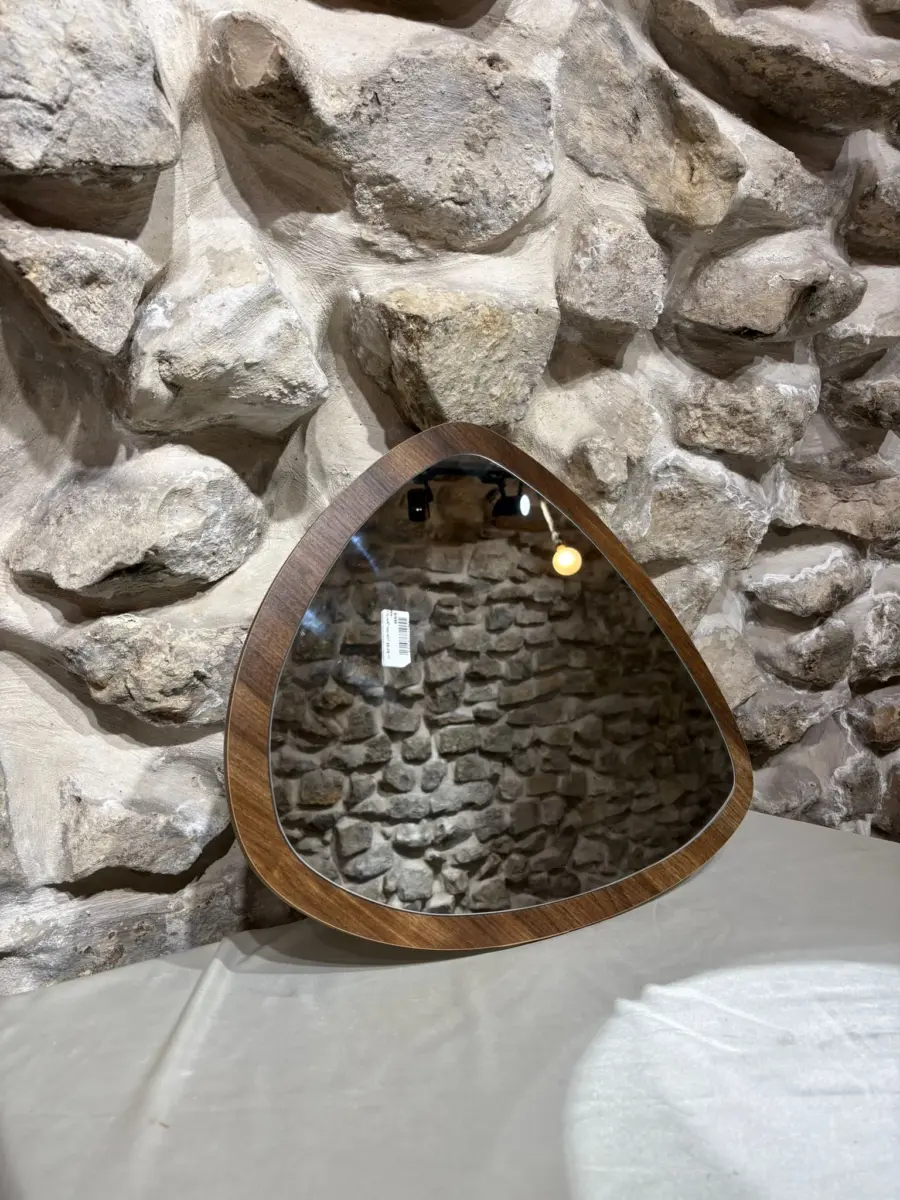 مراية تعليق مثلثة خشب 55*50 سم