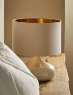 مصباح مع غطاء مصباح مزخرف | Lamp with Scalloped Lampshade